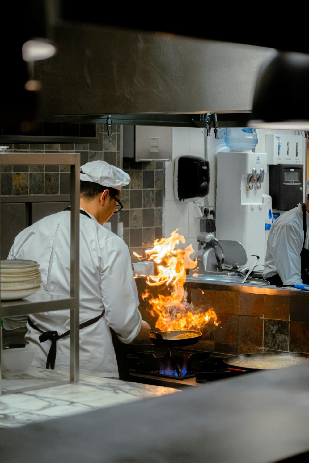 Service en cuisine — la flamme sur le piano du bistrot