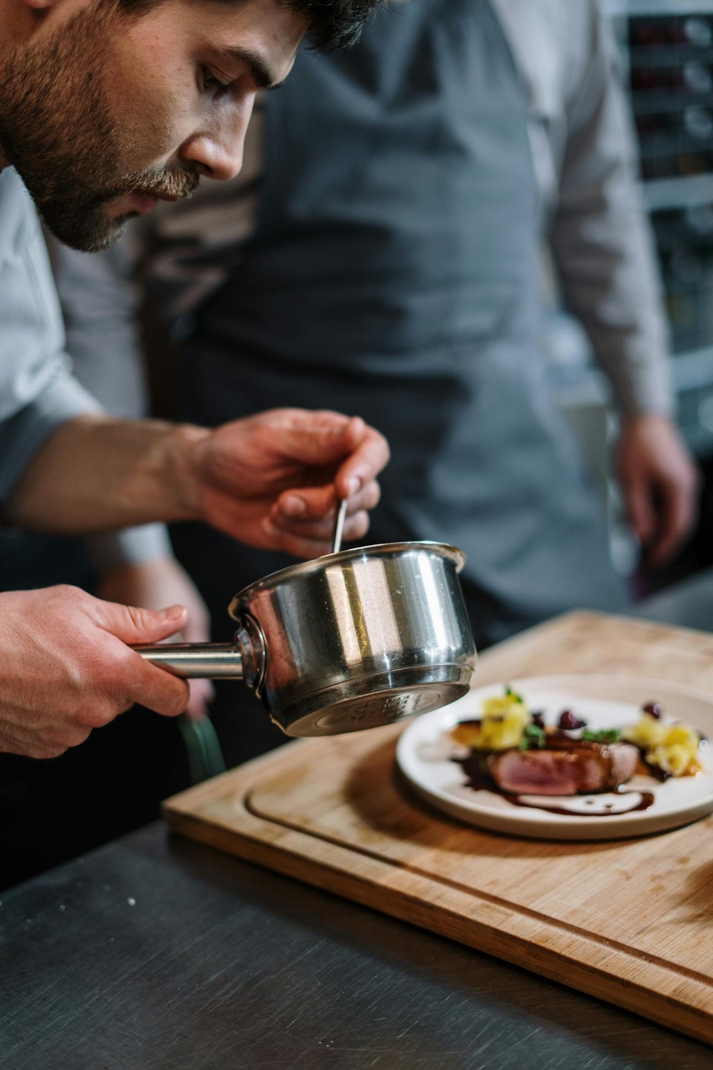Dressage d'une assiette en cuisine