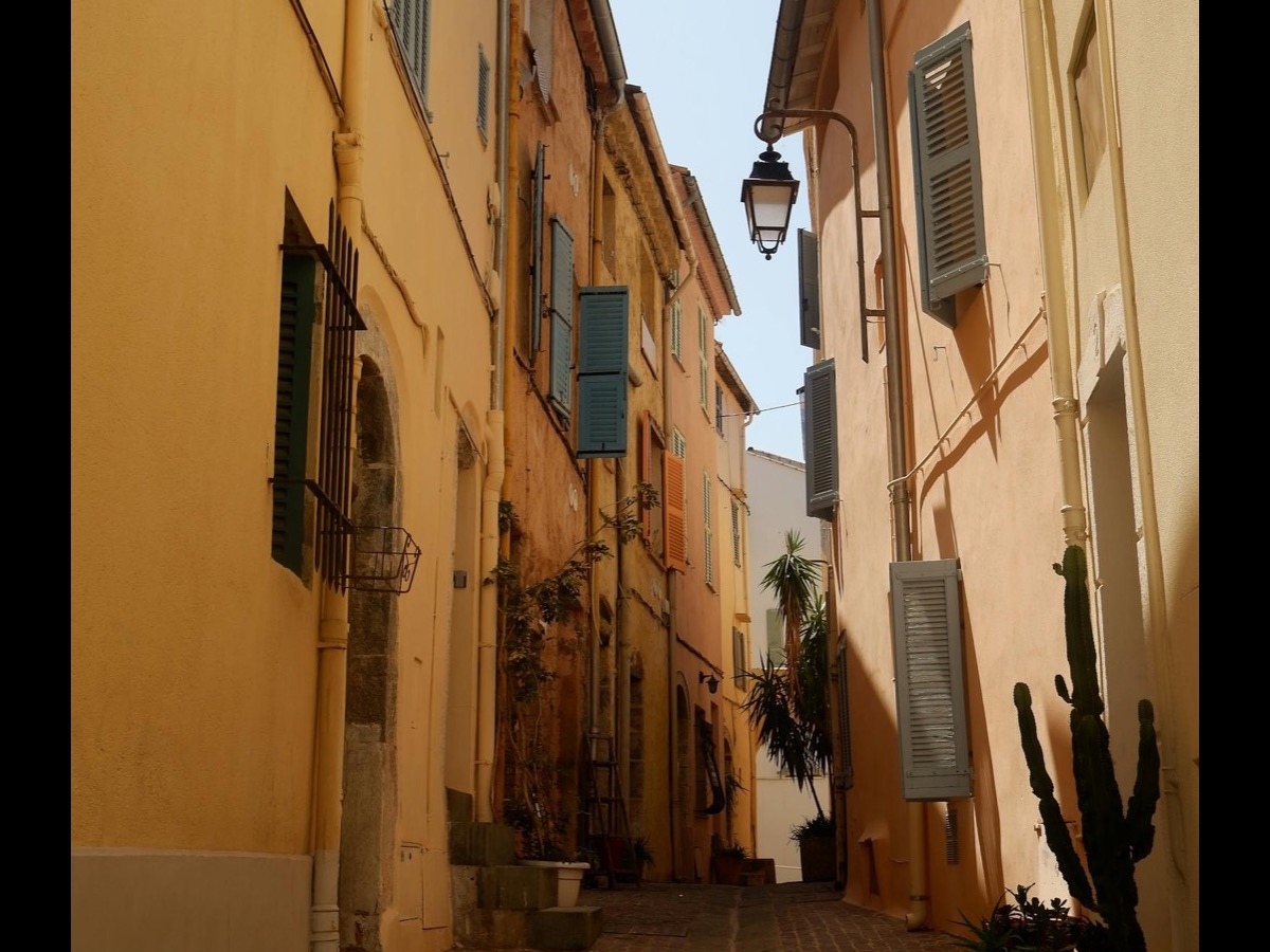 Façade et ruelle au premier mètre de la rampe
