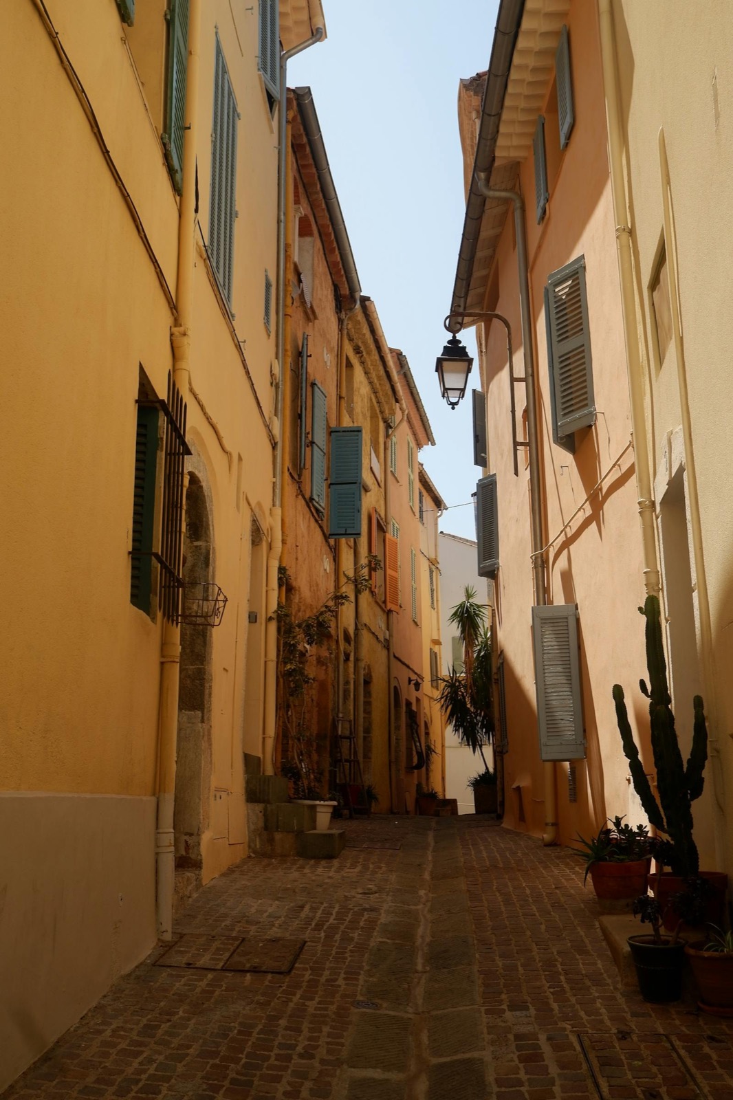 Ruelle pavée du vieux Cannes