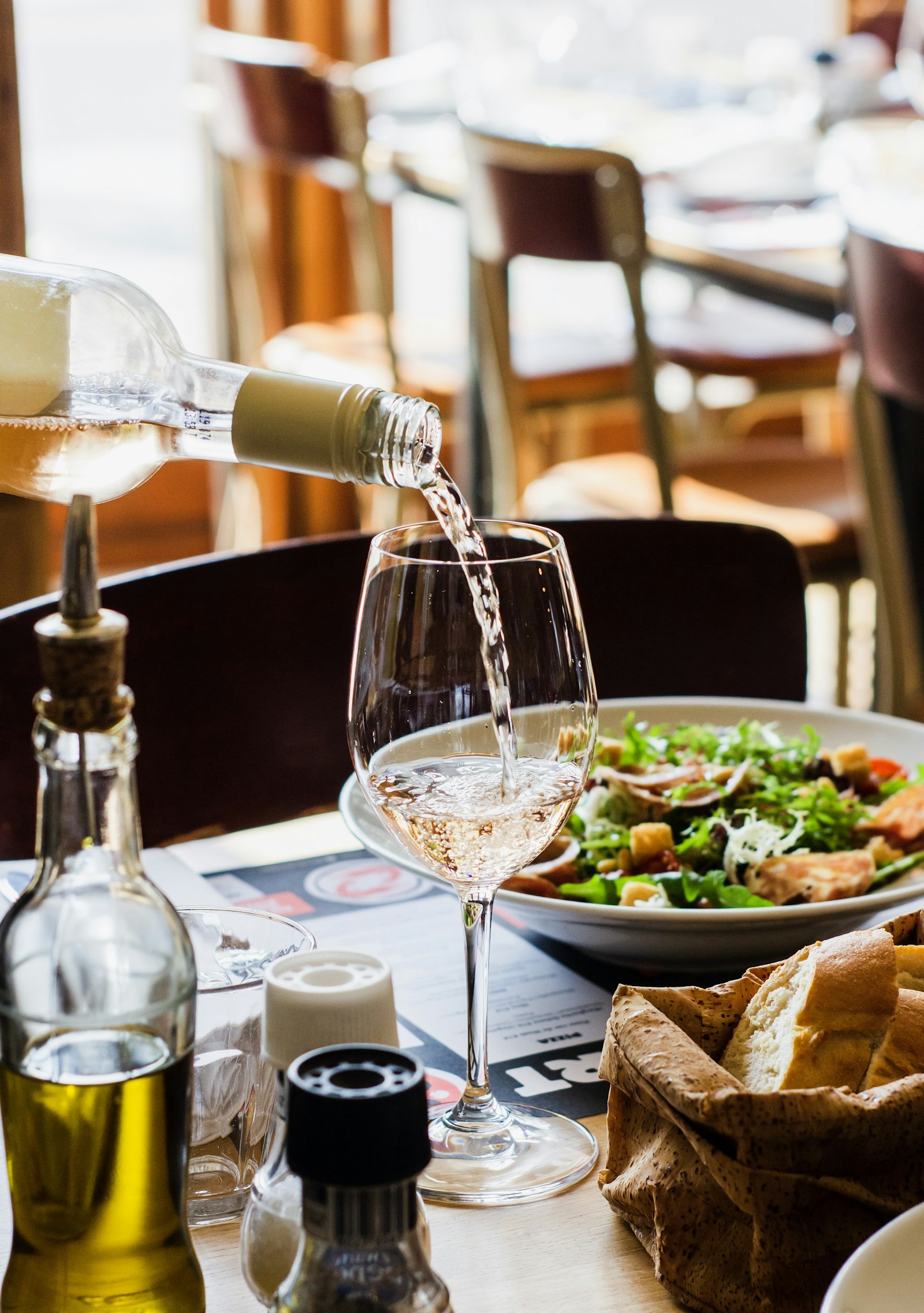Salle de bistrot, service du vin