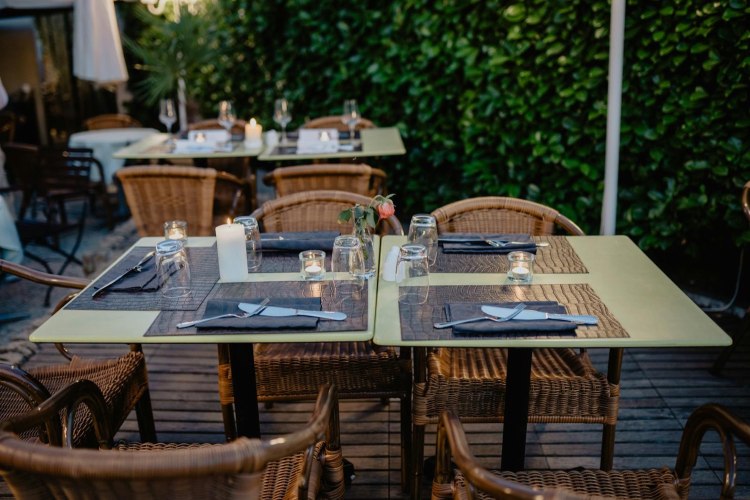 Terrasse dressée à la tombée du soir