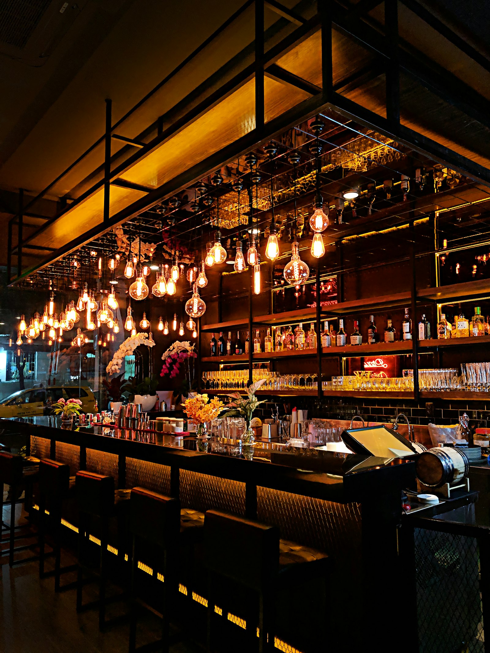 Comptoir et ambiance ambre