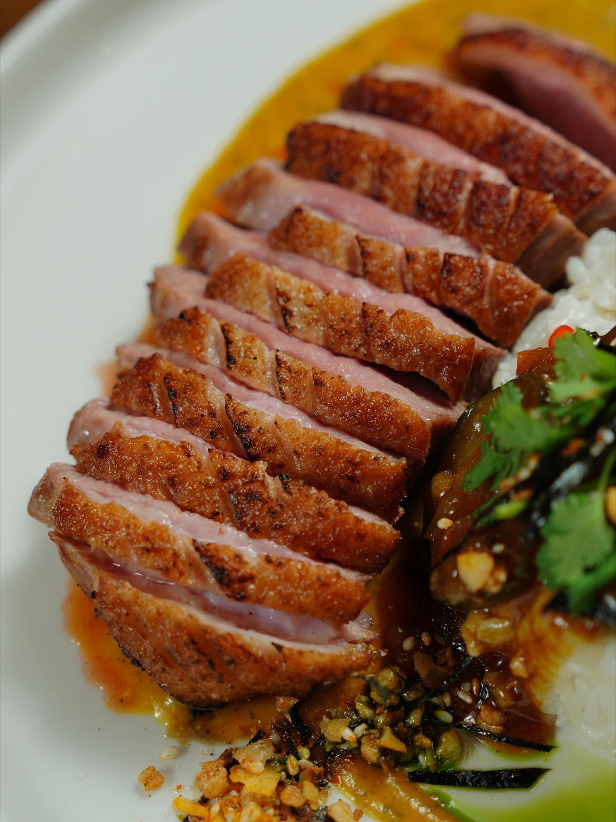 Magret de canard tranché, jus d'orange épicé