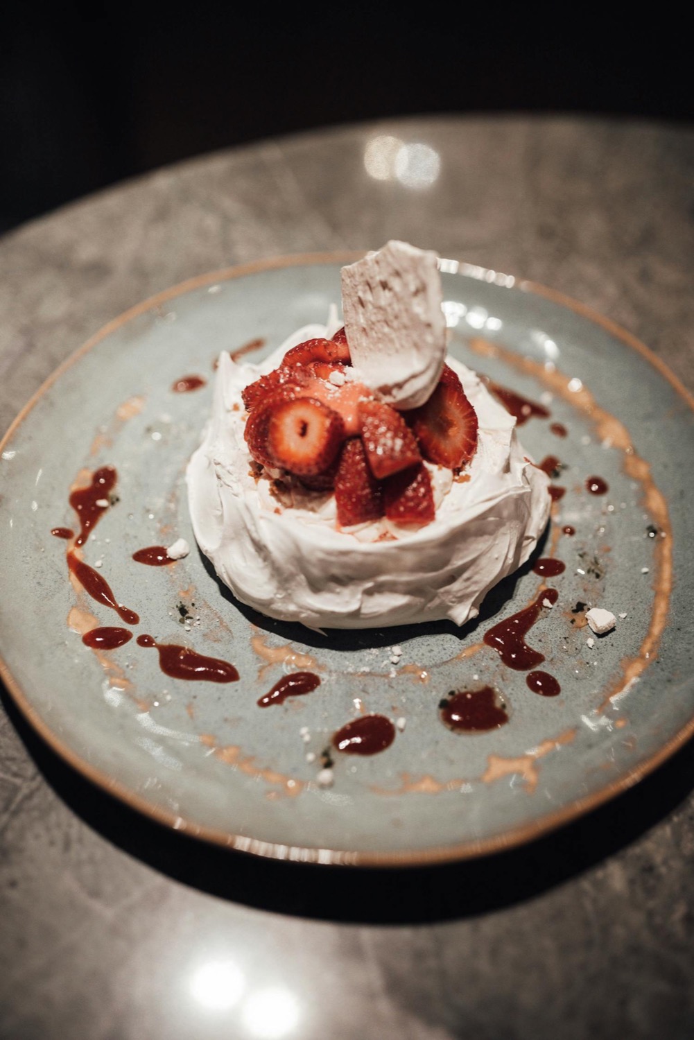 Pavlova maison, meringue, crème et fruits rouges