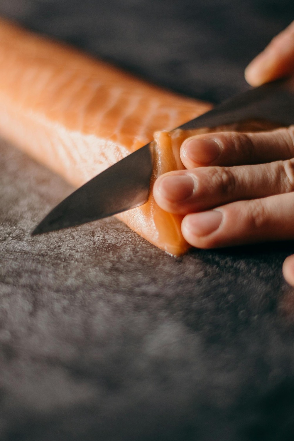 Saumon taillé minute pour le tartare aux agrumes