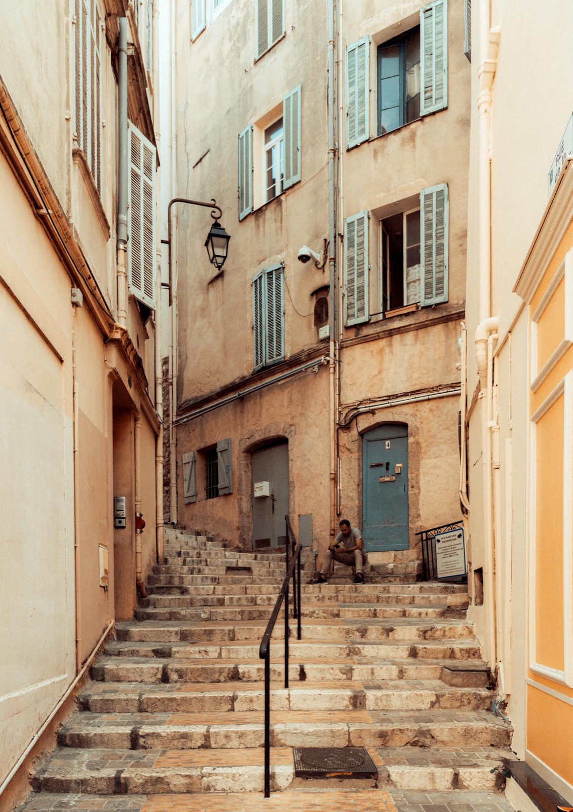 Ruelle pavée et escaliers de la vieille ville de Cannes, sur la rampe du Suquet