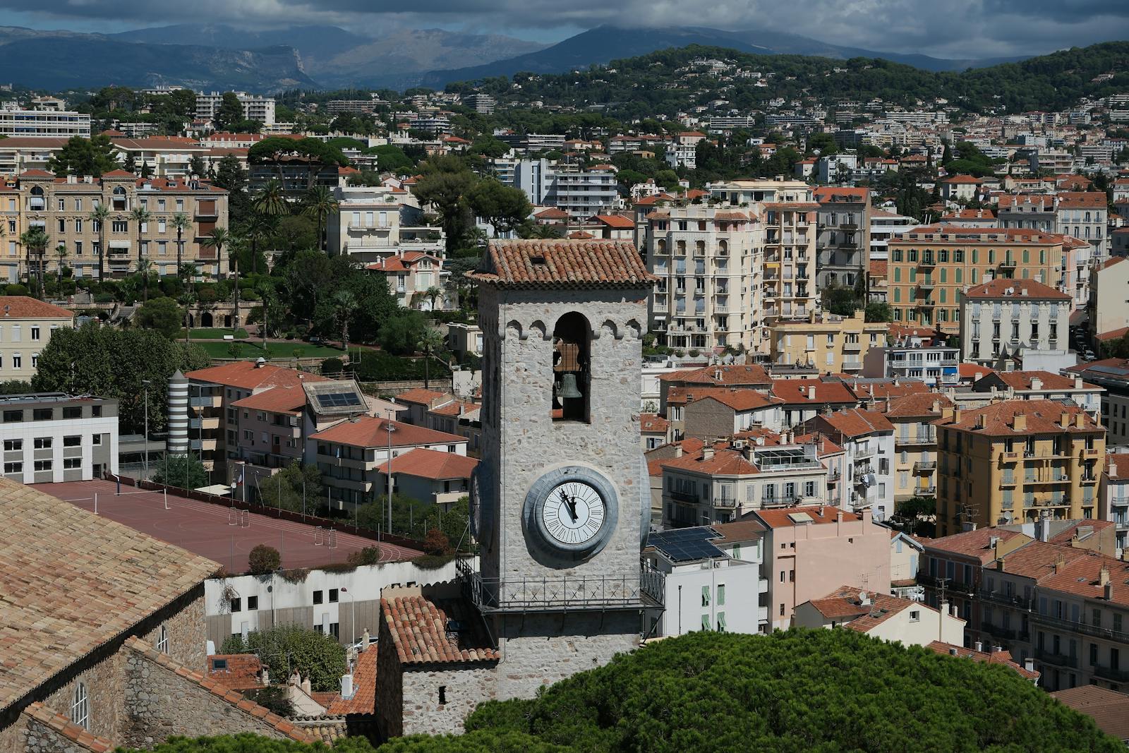 Le clocher du Suquet et la vue sur Cannes et la mer